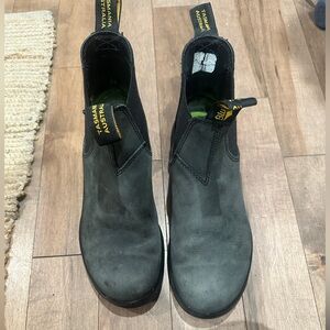 EUC women’s all terrain Blundstone boots, vibram sole in rustic black, size 7.5
